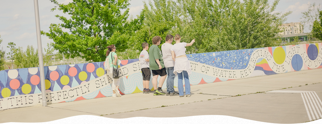 Gruppe beim Rätseln